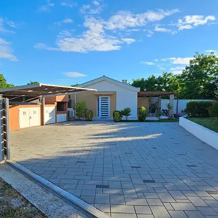 Happy House Ζαντάρ