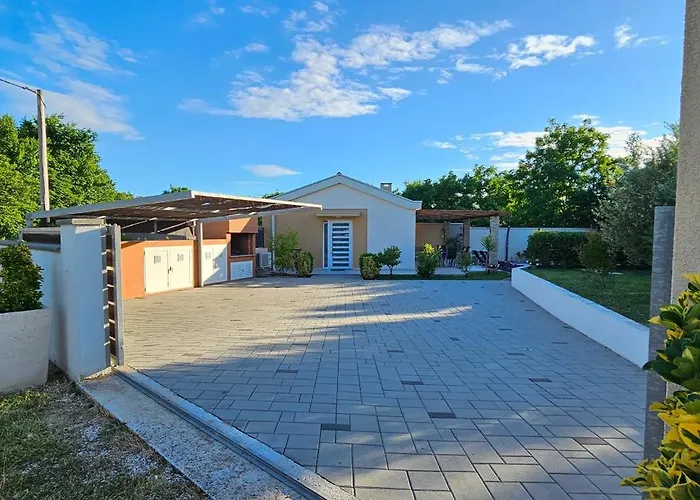 Happy House Ζαντάρ